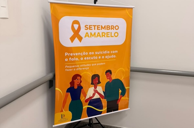 Foto horizontal: banner do Setembro Amarelo destaca prevenção ao suicídio por meio da fala, escuta e ajuda.