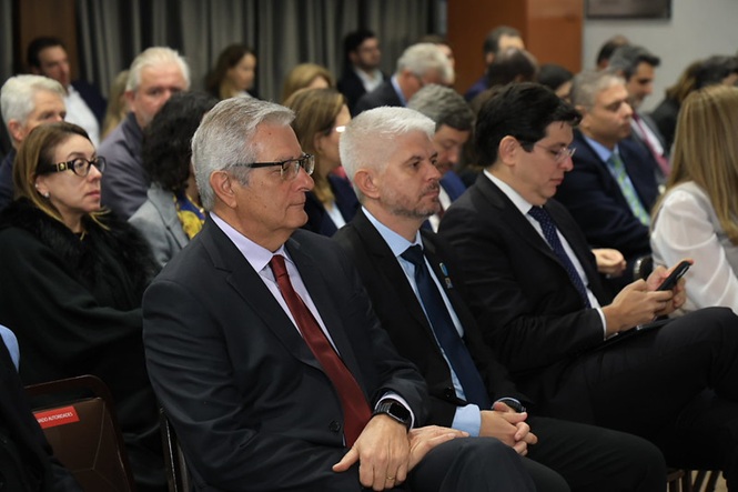 Foto horizontal: 2º vice-presidente do TJSC, desembargador José Agenor de Aragão, ao lado do prefeito de Blumenau, Delegado Egídio, acompanha solenidade entre autoridades e convidados.