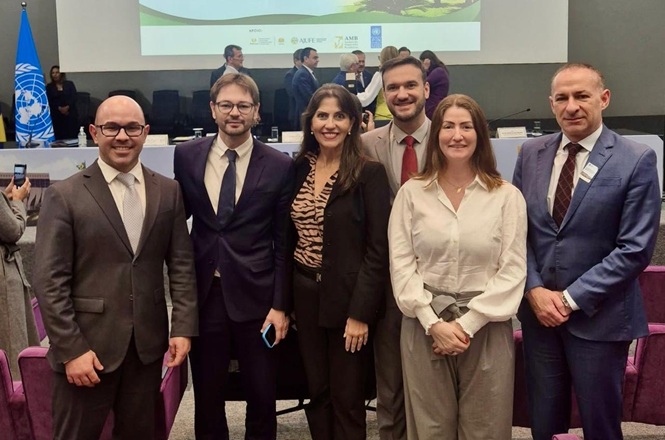 Foto horizontal: participantes posam para registro durante evento jurídico internacional, realizado com a presença de magistrados, especialistas e representantes de instituições parceiras.
