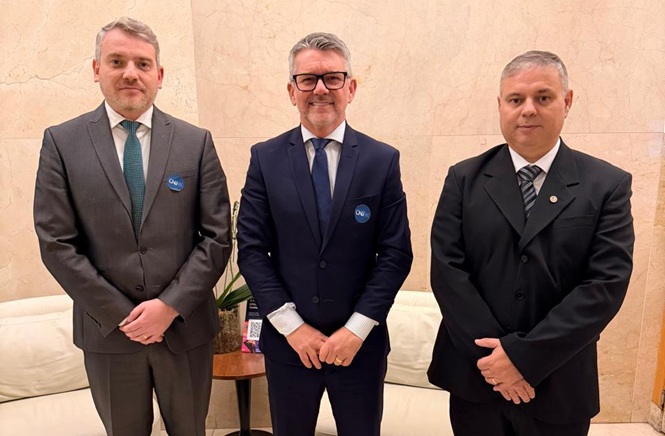 Foto horizontal: corregedor-geral da Justiça, des. Dinart Francisco Machado, posa ao lado dos juízes-corregedores Gustavo Marcos de Farias e Marlon Negri.
