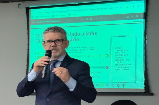 Foto horizontal: Des. Dinart Francisco Machado ministra palestra durante evento promovido pela Corregedoria-Geral da Justiça.