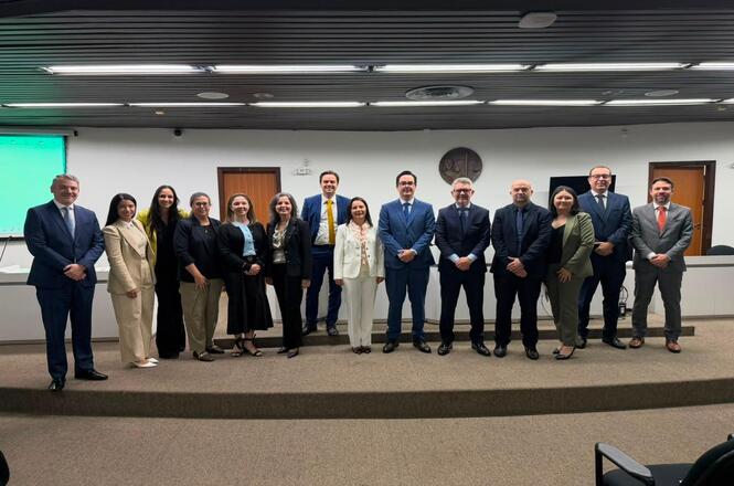 Foto horizontal: Participantes encerram programação com registro oficial em auditório da Corregedoria-Geral da Justiça.