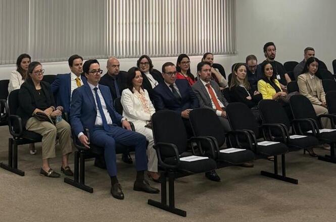 Foto horizontal: Magistrados, servidores e convidados acompanham palestra promovida pela Corregedoria-Geral da Justiça.