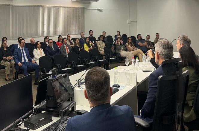 Foto horizontal: Participantes acompanham mesa de debates durante encontro promovido pela Corregedoria-Geral da Justiça.