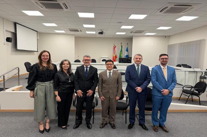Foto horizontal: Autoridades posam para foto ao final de encontro promovido pela Corregedoria-Geral da Justiça.