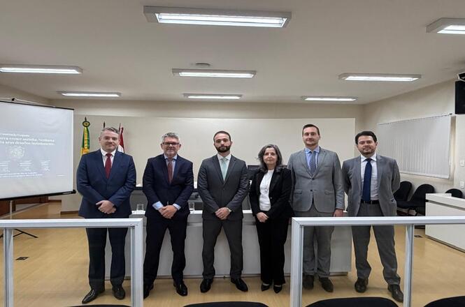 Foto horizontal: Representantes do Judiciário e convidados participam de registro institucional após o evento.
