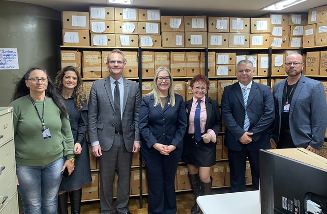Foto horizontal: desembargadora Haidée Denise Grin e integrantes da Comissão de Gestão da Memória posam no arquivo histórico do TJSC.