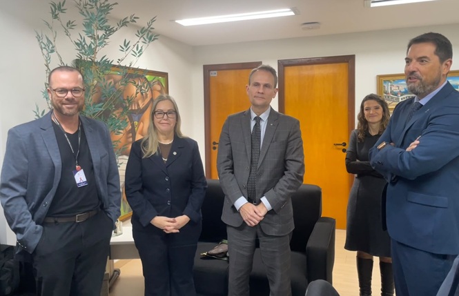 Foto horizontal: desembargadora Haidée Denise Grin e o juiz Márcio Schiefler Fontes participam de reunião sobre a preservação da memória institucional do TJSC.
