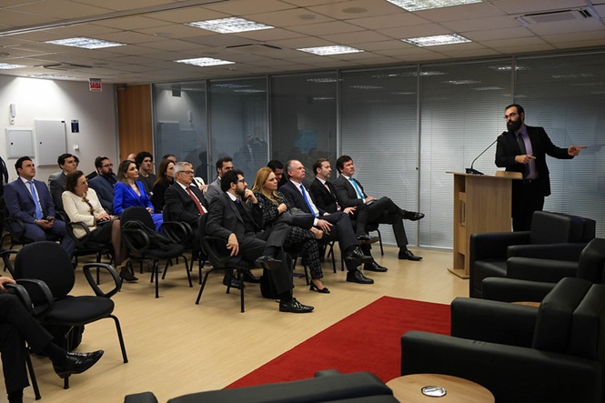 Foto horizontal: diretor de Suporte à Jurisdição de 1º Grau do TJSC, Marcos Fernandes Pereira Raccioppi, fala ao público durante evento.