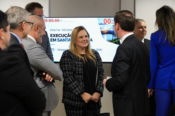 Foto horizontal: ao centro, a juíza auxiliar da Presidência do CNJ Keity Mara Ferreira de Souza e Saboya conversa com autoridades durante visita técnica.