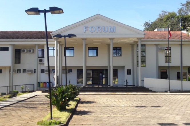 Foto horizontal: fachada do Fórum da comarca de Coronel Freitas, com colunas frontais, escadaria e entrada principal.
