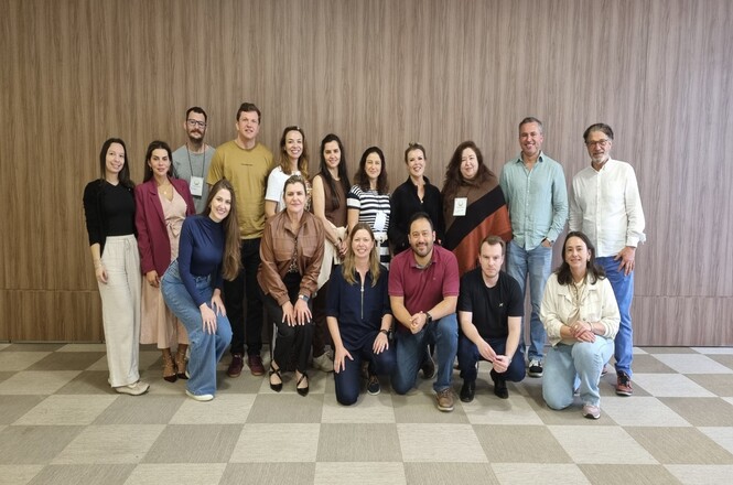 Foto horizontal: grupo de participantes posa para foto durante atividade do programa Cuidar de Si.