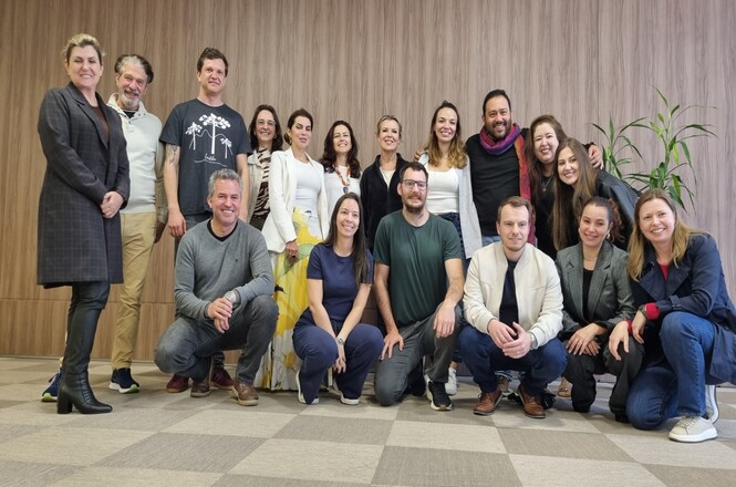 Foto horizontal: grupo de participantes posa para foto durante atividade do programa Cuidar de Si.