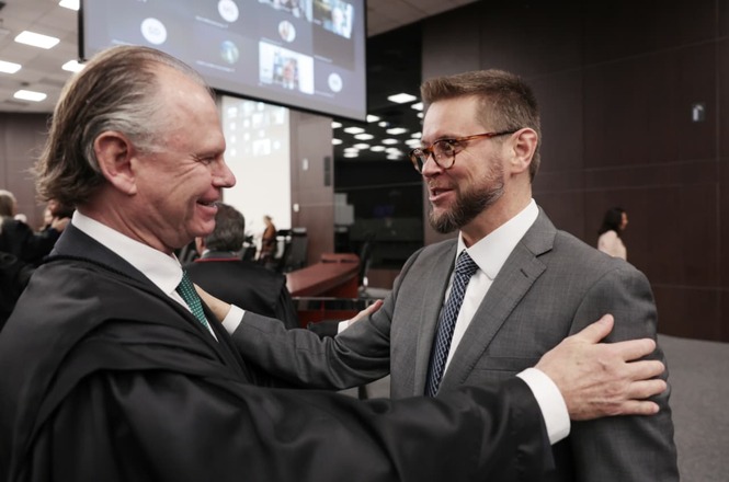 Imagem horizontal mostra presidente do TJSC, Rubens Schulz, cumprimentando o magistrado Giancarlo Bremer Nones.