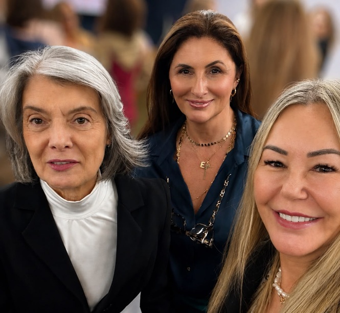 Foto horizontal: ministra Cármen Lúcia posa para selfie ao lado das desembargadoras Érica e Denise durante evento.