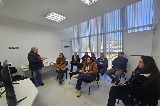 Foto horizontal: servidores participam de encontro promovido pela Diretoria de Gestão de Pessoas, em sala de reunião voltada ao diálogo, escuta e integração das equipes.