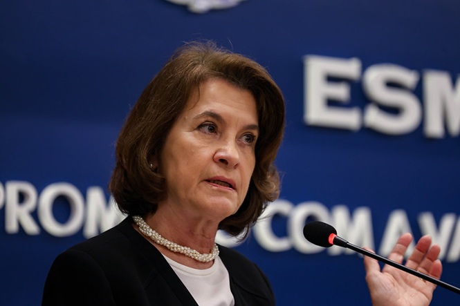 Foto horizontal: Des. Vera Lúcia Ferreira Copetti faz pronunciamento durante evento promovido pela AMC e pela Esmesc.