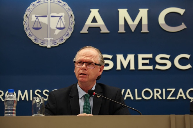 Foto horizontal: Des. Rubens Schulz discursa durante evento promovido pela AMC e pela Esmesc sobre valorização da magistratura.