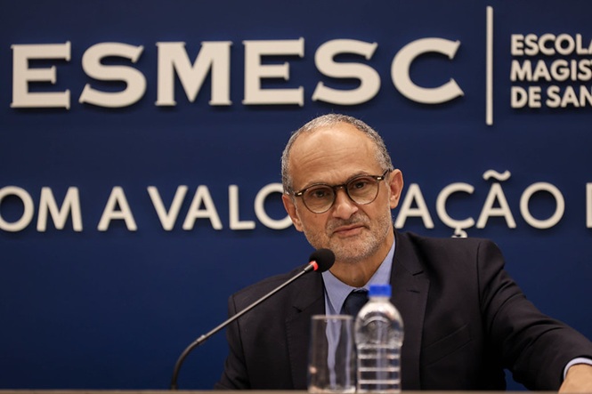 Foto horizontal: Des. Maurício Cavallazzi Póvoas participa de evento promovido pela AMC e pela Esmesc sobre valorização da magistratura.