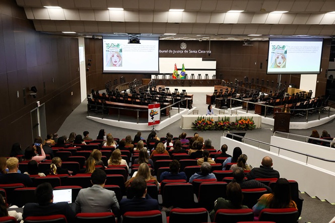 Auditório do TJSC recebe público em evento do Programa Indira, com palestra, telões e participação coletiva em destaque