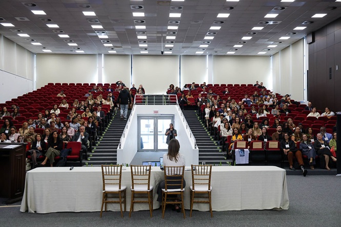 Foto horizontal: público ocupa auditório durante evento no Tribunal de Justiça de Santa Catarina, palestrante ao centro de costas para a plateia, clima de escuta, reflexão e participação coletiva.