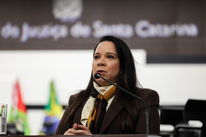 Palestrante fala no TJSC durante evento, destaque para expressão firme e mensagem de enfrentamento à violência
