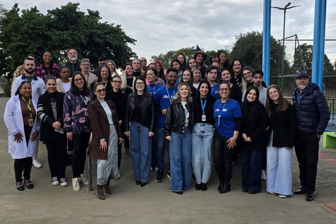Foto horizontal: equipe do programa Justiça Até Você posa reunida durante ação de atendimento à população em Criciúma.