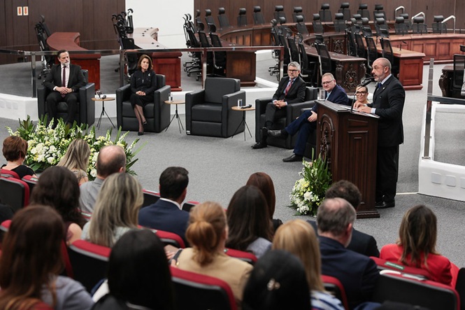 Foto horizontal: presidente interino do TJSC, des. André Luiz Dacol, discursa ao público no plenário durante solenidade.
