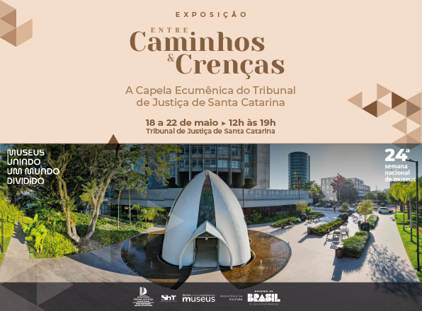 Imagem gráfica: banner da exposição “Entre Caminhos & Crenças”, com capela do TJSC, informações de data e local, tons terrosos.