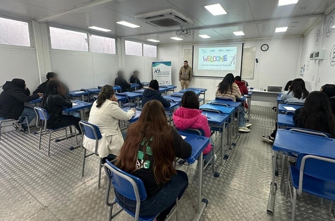Foto horizontal: jovens acompanham palestra em sala de aula do programa Novos Caminhos, durante atividade de capacitação e preparação para o trabalho.