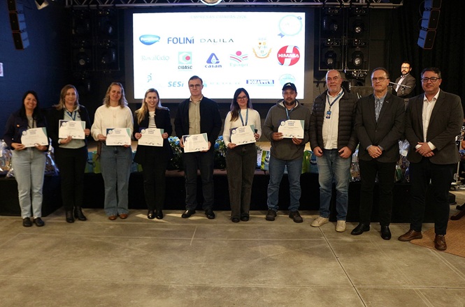Foto horizontal: representantes de empresas parceiras do Novos Caminhos posam com certificados durante evento no Alto Vale.