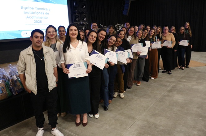 Foto horizontal: equipe técnica e instituições de acolhimento do Novos Caminhos posam com certificados durante evento de 2026.