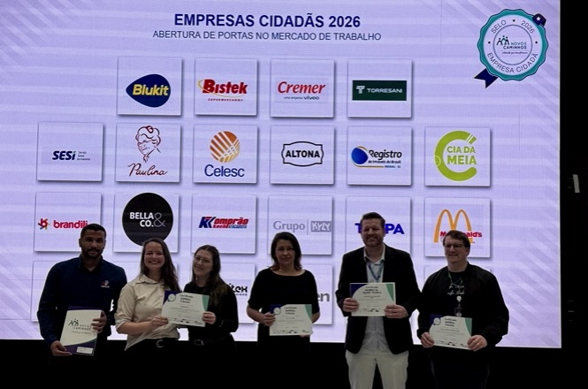 Foto horizontal: representantes de Empresas Cidadãs 2026 do Novos Caminhos posam com certificados em evento em Blumenau.