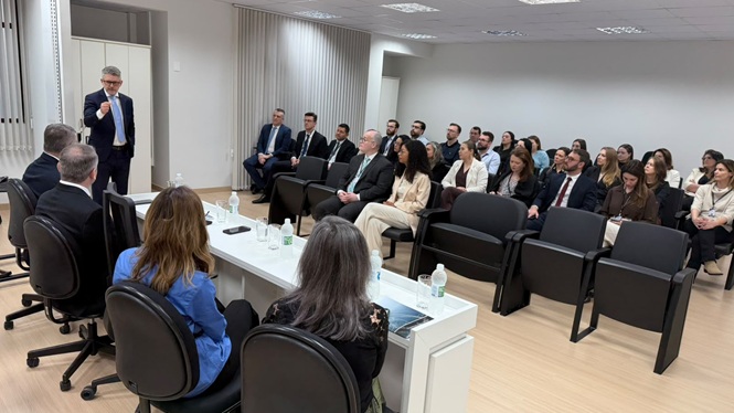 Foto horizontal: desembargador Dinart Francisco Machado, em pé, fala a magistrados e servidores durante inspeção institucional.