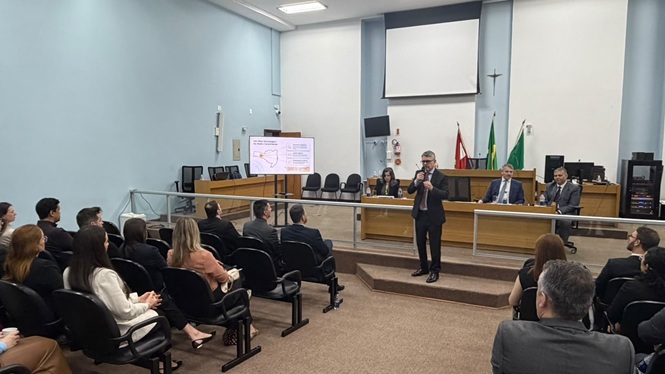 Foto horizontal: desembargador Dinart Francisco Machado fala ao público durante inspeção institucional na comarca de Chapecó.