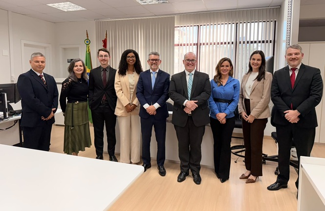 Foto horizontal: desembargador Dinart Francisco Machado posa com magistrados e servidores durante inspeção institucional.