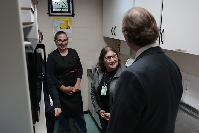 Foto horizontal: o desembargador Rubens Schulz conversa com servidoras em ambiente interno, clima de acolhimento e proximidade institucional.