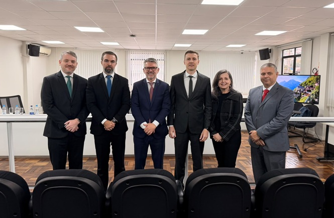 Foto horizontal: desembargador Dinart Francisco Machado posa com magistrados e servidores durante inspeção institucional.
