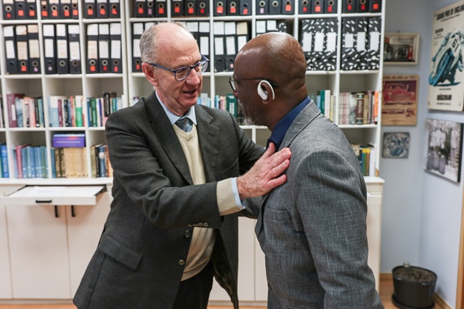 Foto horizontal: desembargador Leopoldo Brüggemann cumprimenta de forma acolhedora o novo ouvidor-geral da DPE/SC durante encontro no gabinete.