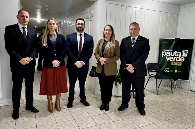 Foto horizontal: autoridades e servidores posam durante evento da Semana da Pauta Verde 2026, em ambiente institucional.