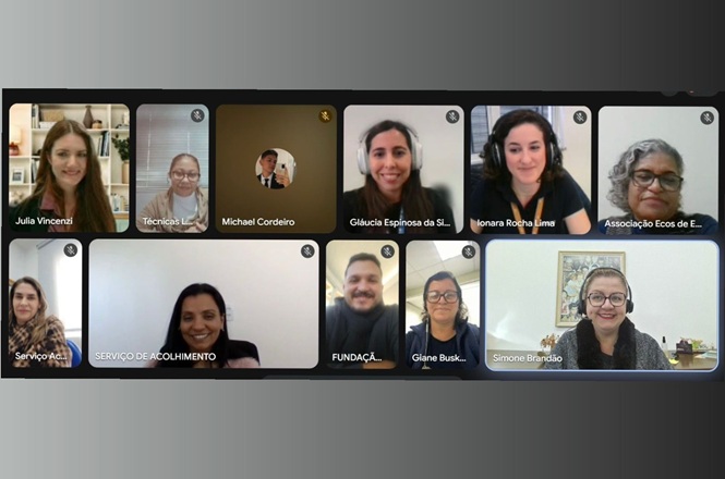 Foto horizontal: tela de reunião virtual com participantes em mosaico, nomes identificados, encontro remoto em andamento, ambiente digital, clima de colaboração.