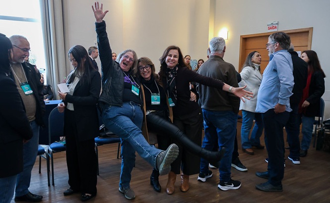 Foto horizontal: participantes do Programa de Preparação para Aposentadoria (PPA) interagem em momento de descontração e integração durante atividade promovida pelo Tribunal de Justiça de Santa Catarina.