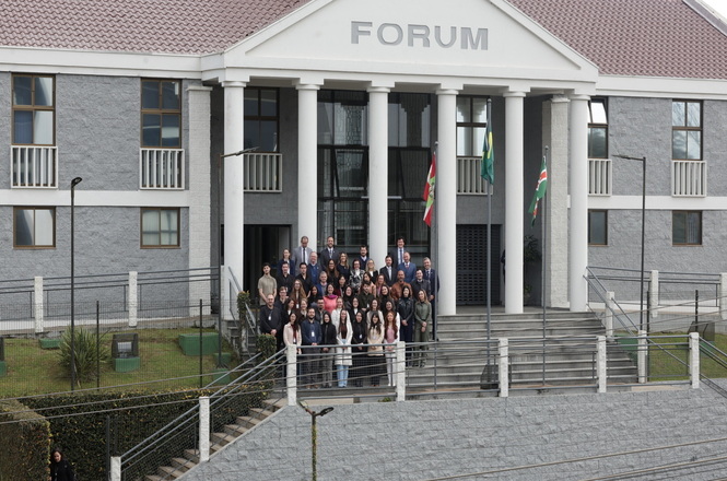 Foto horizontal: servidores e autoridades posam diante da fachada do Fórum da Comarca de São Bento do Sul.