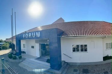 Foto horizontal: fachada do fórum de São Domingos, prédio institucional sob céu ensolarado, clima de acesso à Justiça.