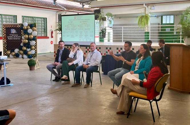 Foto horizontal: participantes integram roda de conversa durante a 1ª Semana Jurídica da Escola Pedro Américo.