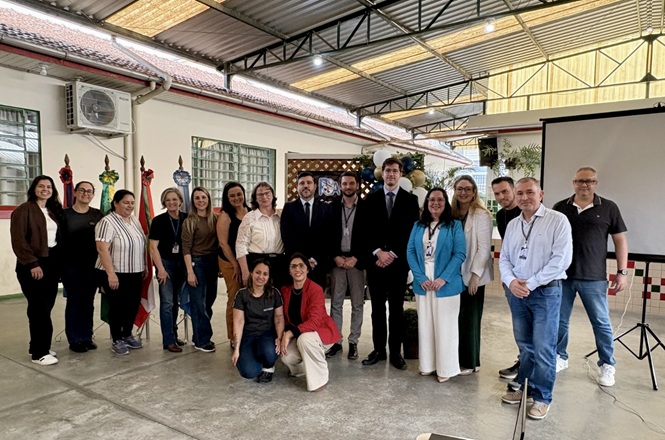 Foto horizontal: grupo de participantes posa para registro coletivo durante a 1ª Semana Jurídica da Escola Pedro Américo.