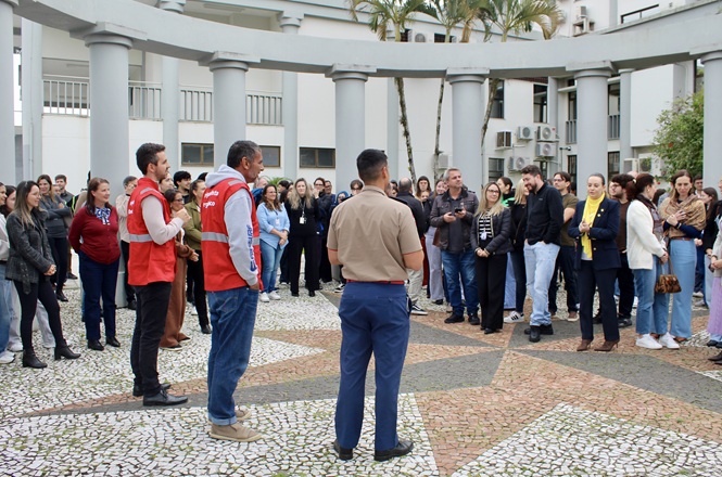 Foto horizontal: servidores, brigadistas orgânicos e policial militar participam de simulado de evacuação e resposta a emergências