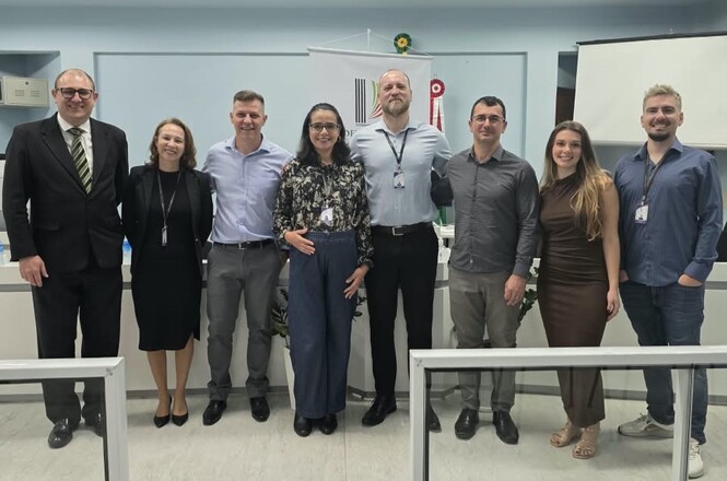 Foto horizontal: Equipe responsável pelo PJSC Mais Social reúne-se para registro institucional após evento de entrega de recursos sociais.