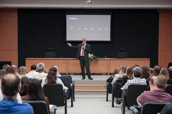 Foto horizontal: Jaime Nogueira da Gama, mestre em Gestão Empresarial e em Administração, conduz palestra diante do público em auditório.
