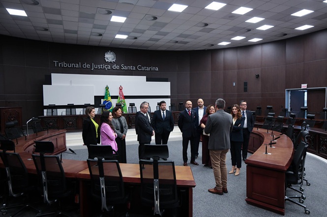 Imagem horizontal mostra autoridades reunidas no plenário do Tribunal de Justiça de Santa Catarina.